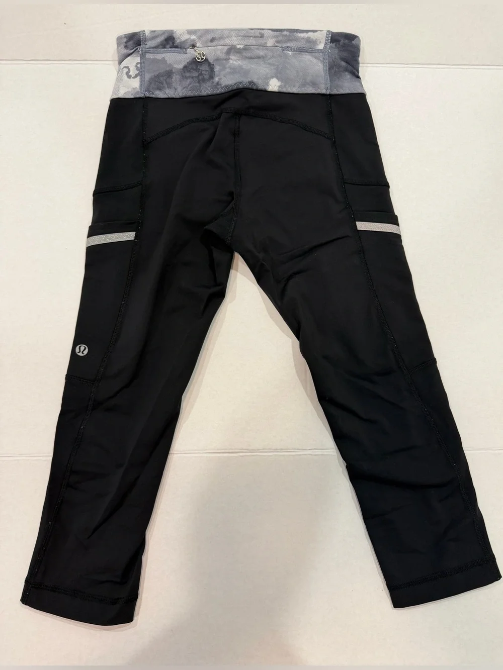 Lululemon black crop running leggings featuring side pockets reflective stripe 4